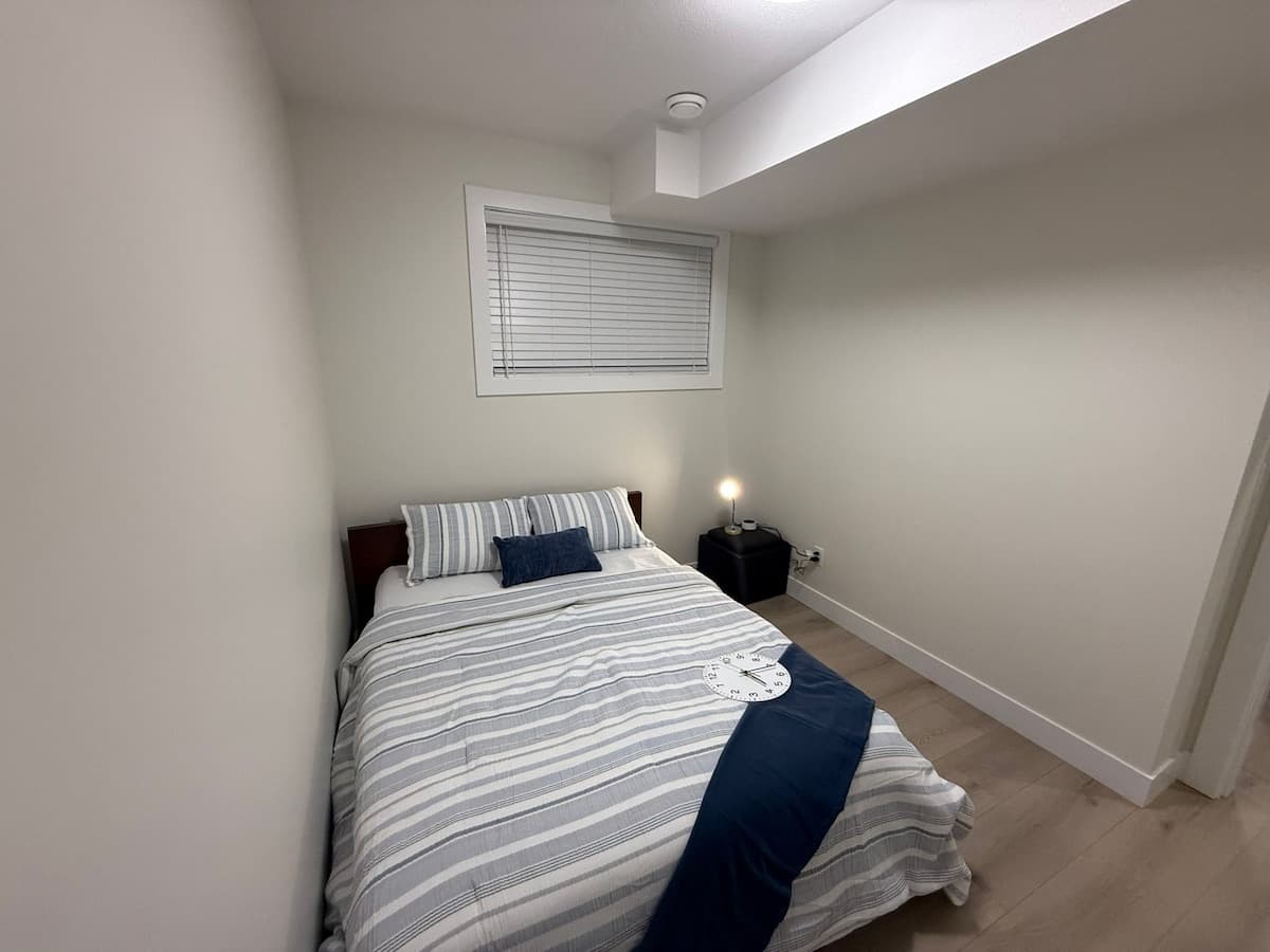 Private Entrance | Two Bedrooms | FastWiFi + Parking - Photo 4